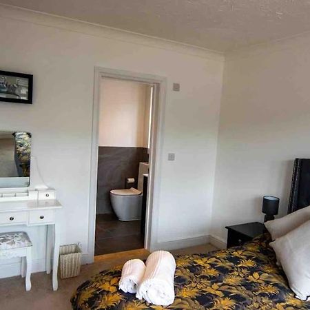 1 Bedroom Self Contained Apartment In Christchurch Winkton Exterior photo