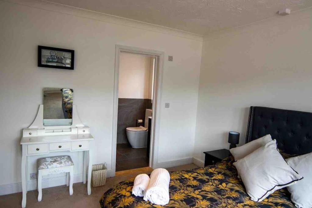 1 Bedroom Self Contained Apartment In Christchurch Winkton Exterior photo
